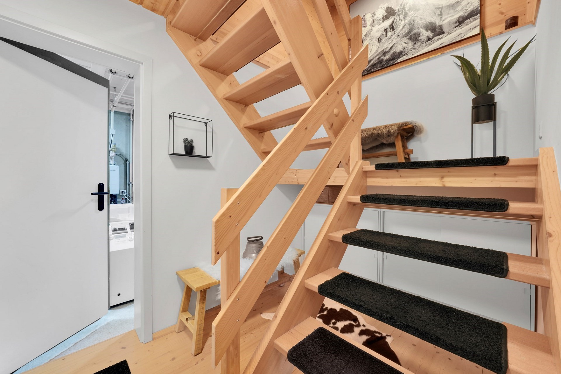 Treppenhaus mit Holztreppe