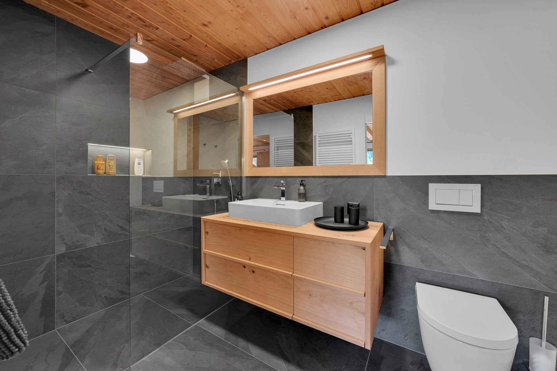 Modernes Badezimmer mit Holzdetails