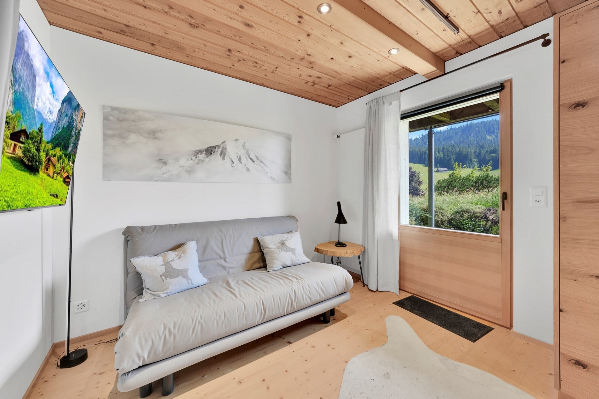 Gemütliches Schlafzimmer mit Holzdecke und Bergblick