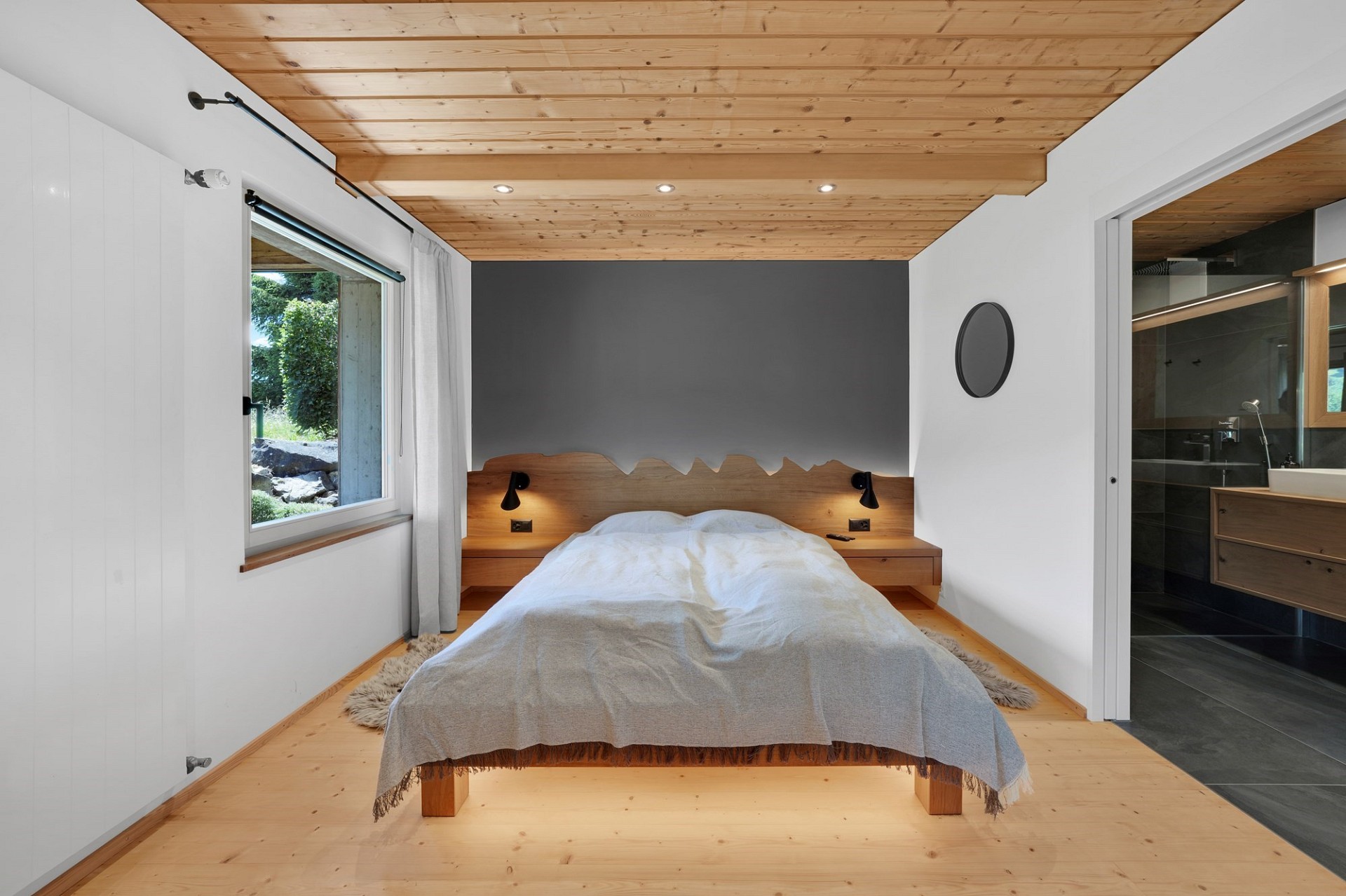 Modernes Schlafzimmer mit Holzelementen