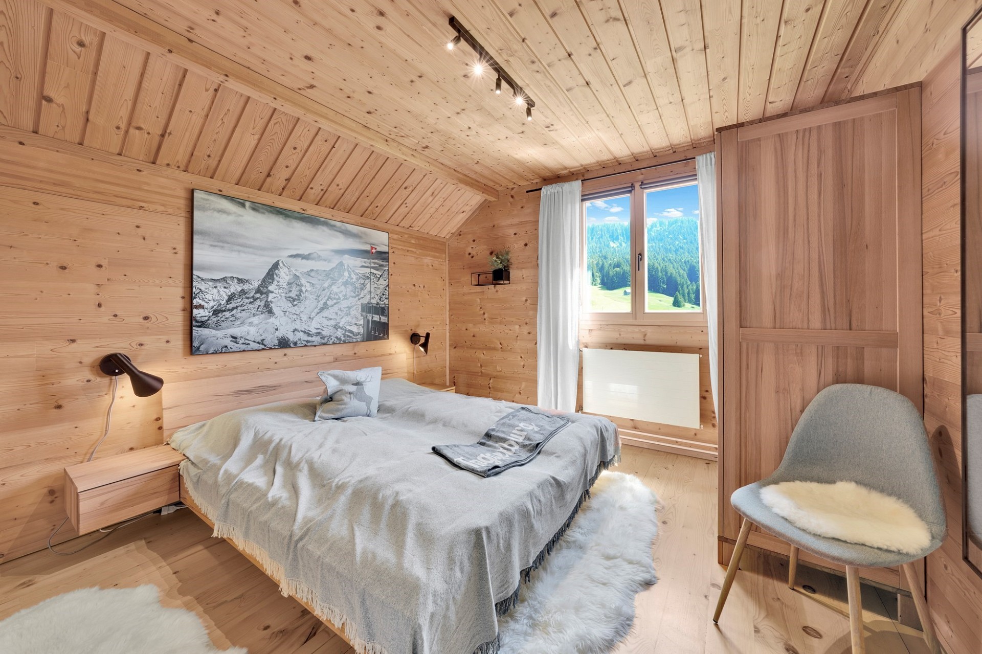 Gemütliches Holz-Schlafzimmer mit Alpenblick