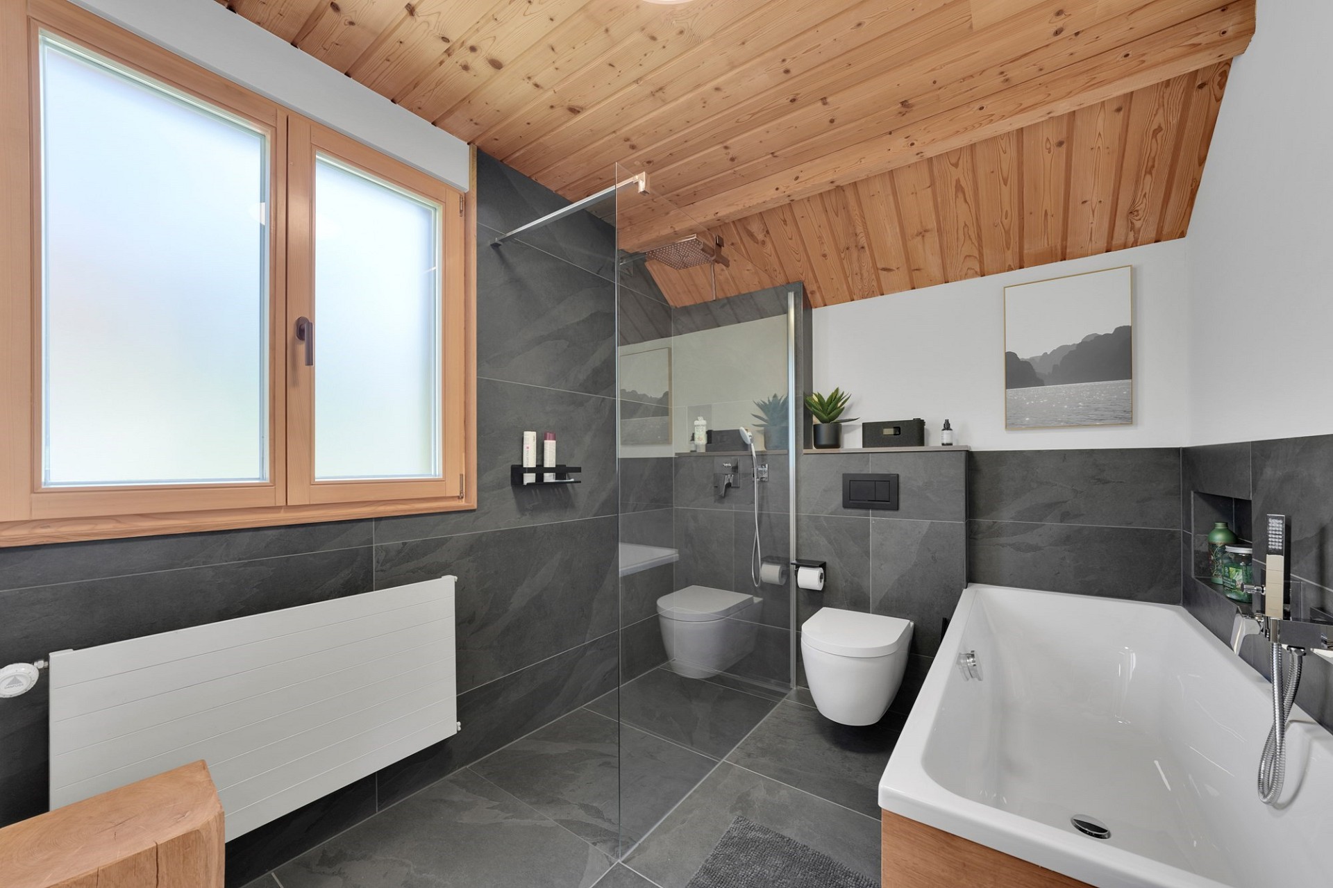 Modernes Badezimmer mit Dachschräge