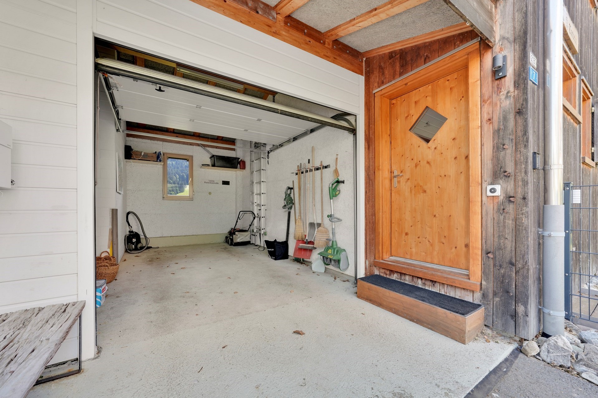 Garage mit offenem Tor und Holzdetails