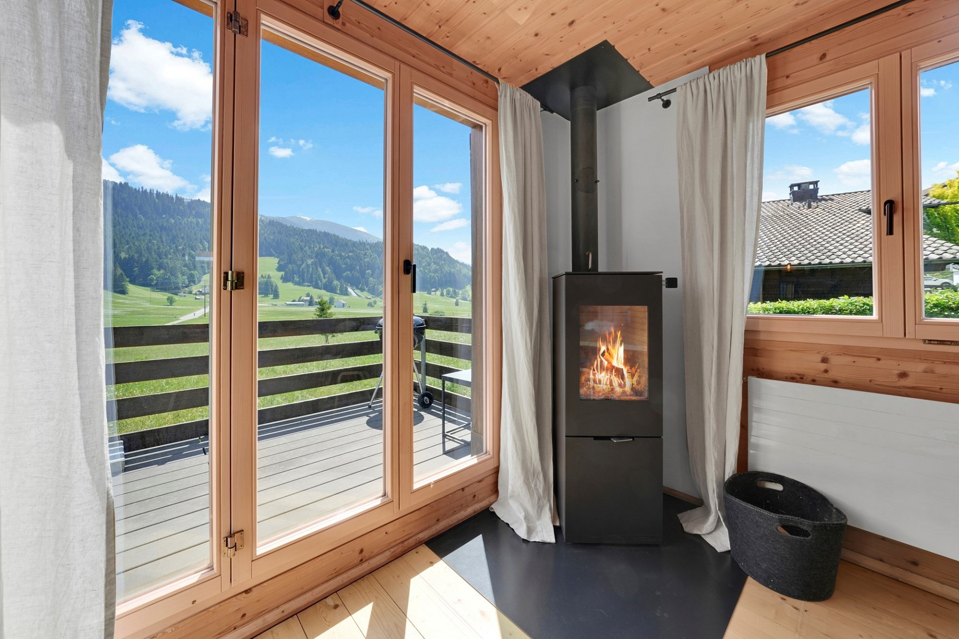 Gemütlicher Holzraum mit Kamin und Bergblick