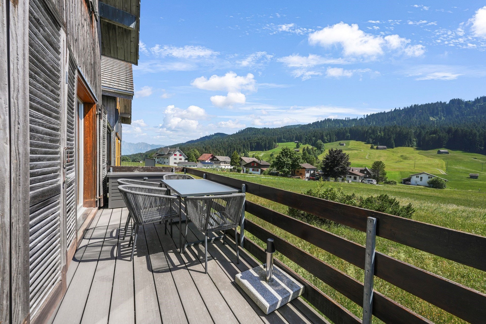 Balkon mit Bergblick