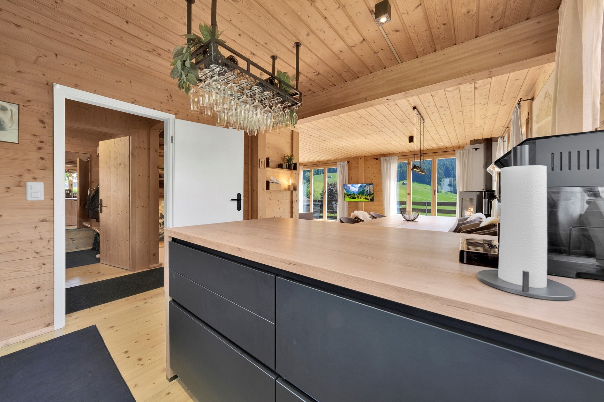 Moderne Holzküche mit Alpenblick
