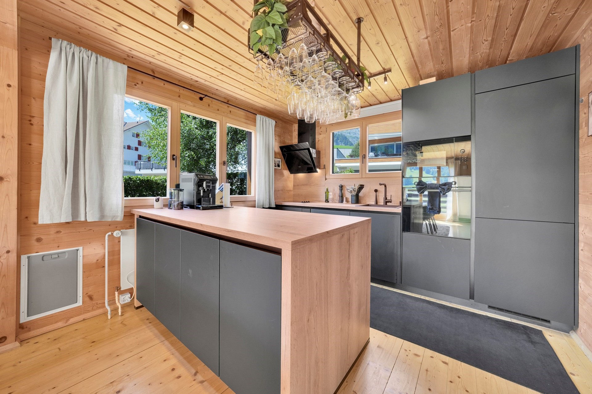 Moderne Küche mit Holzoptik und grauen Fronten