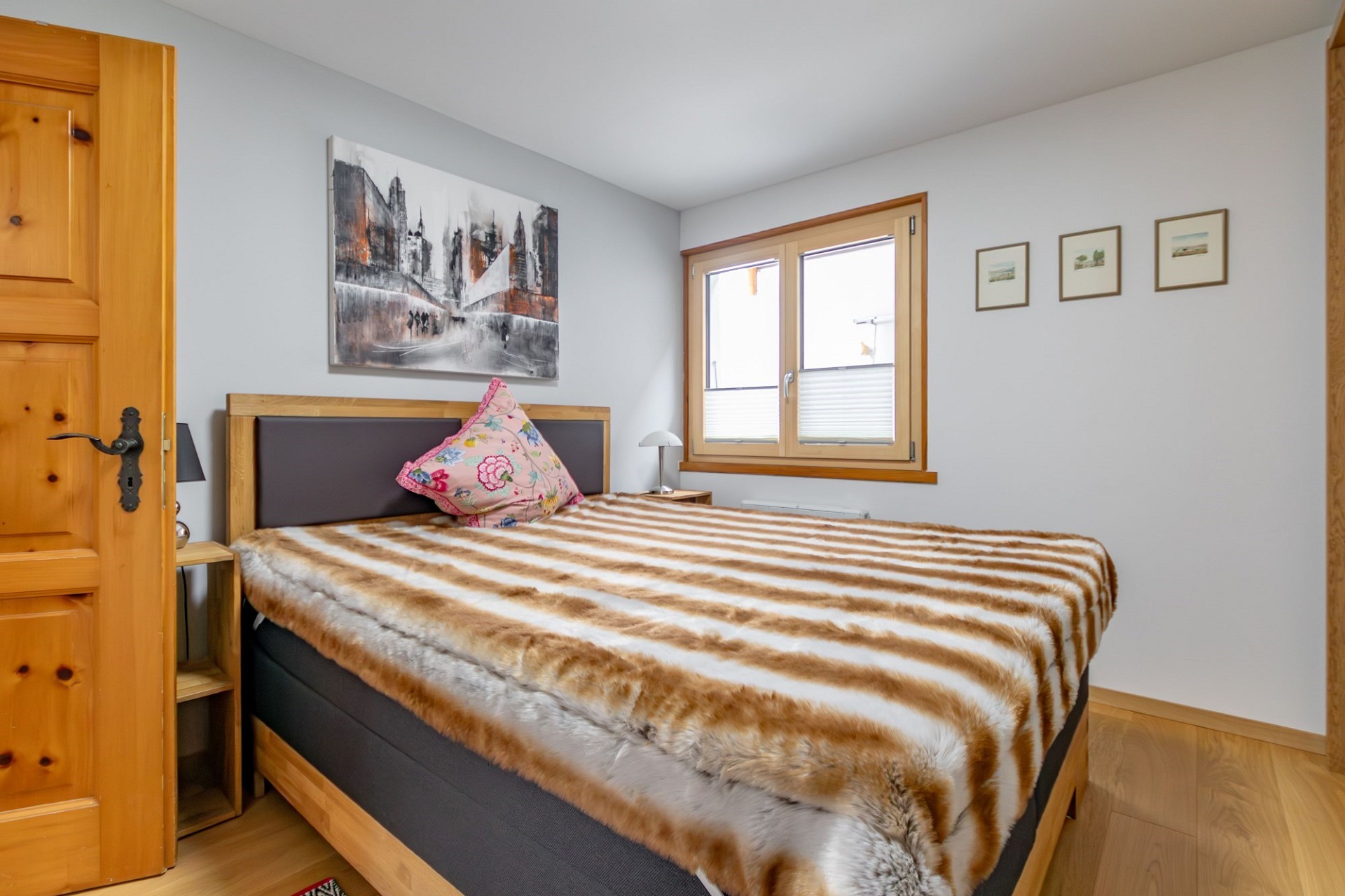 Gemütliches Schlafzimmer mit Holzmöbeln