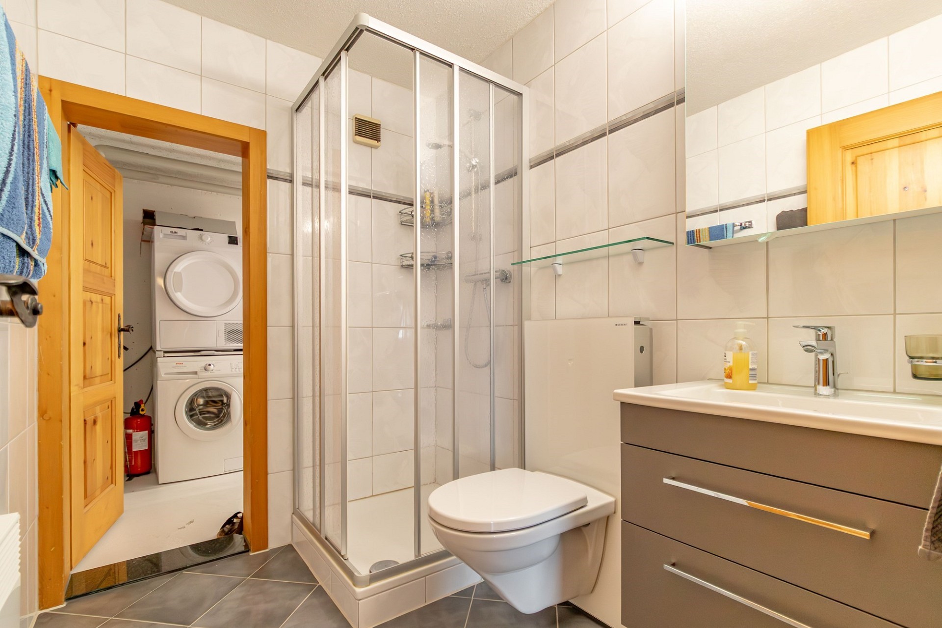 Kleines Badezimmer mit Dusche und Waschtisch