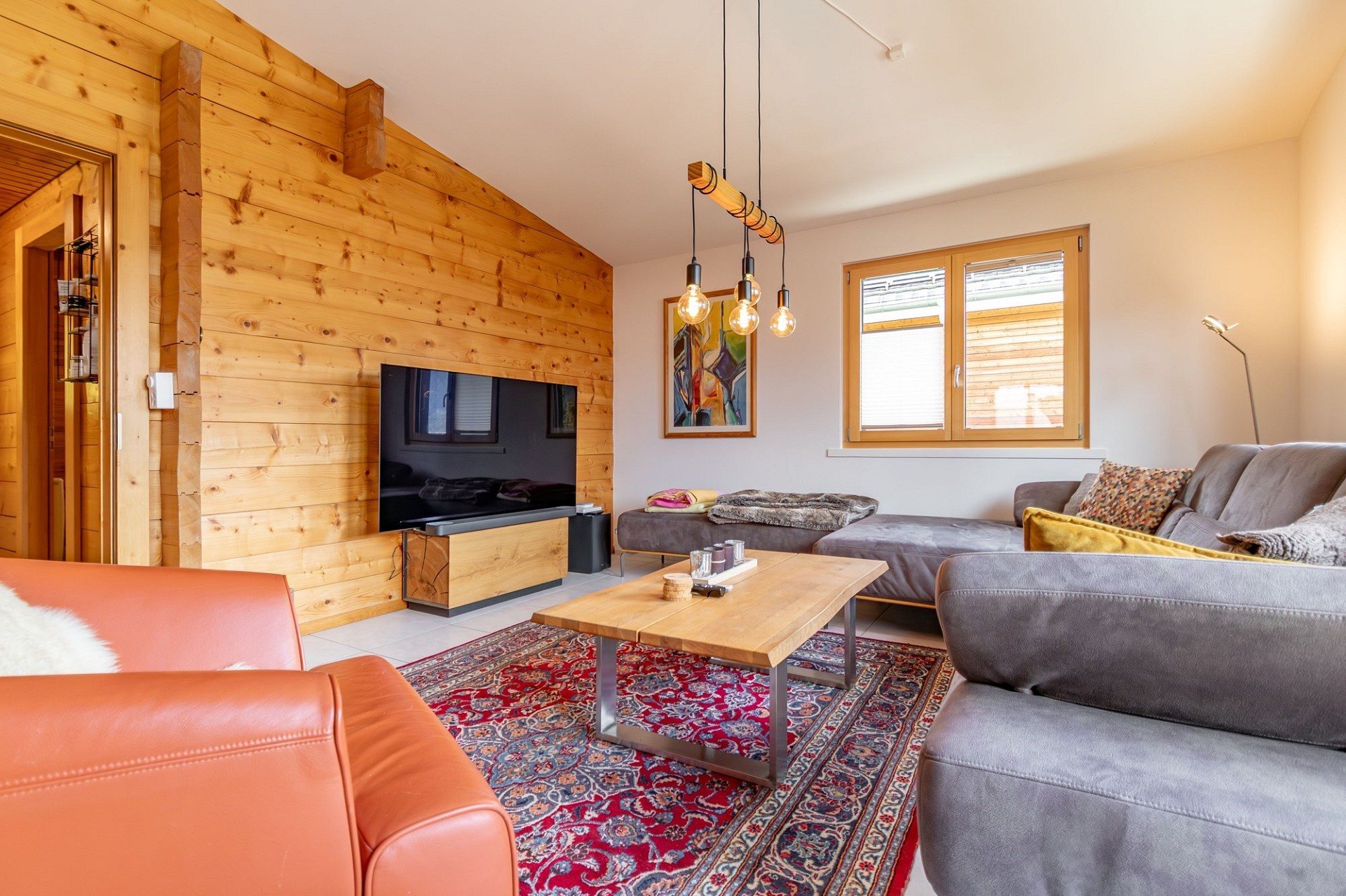 Gemütliches Wohnzimmer mit Holzverkleidung