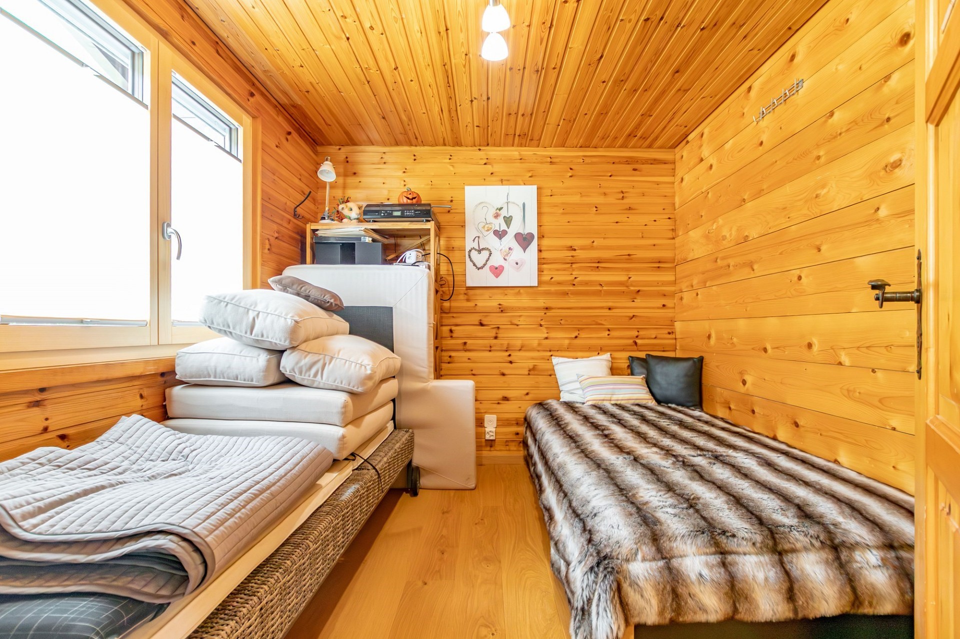 Gemütliches Holzschlafzimmer mit zwei Betten