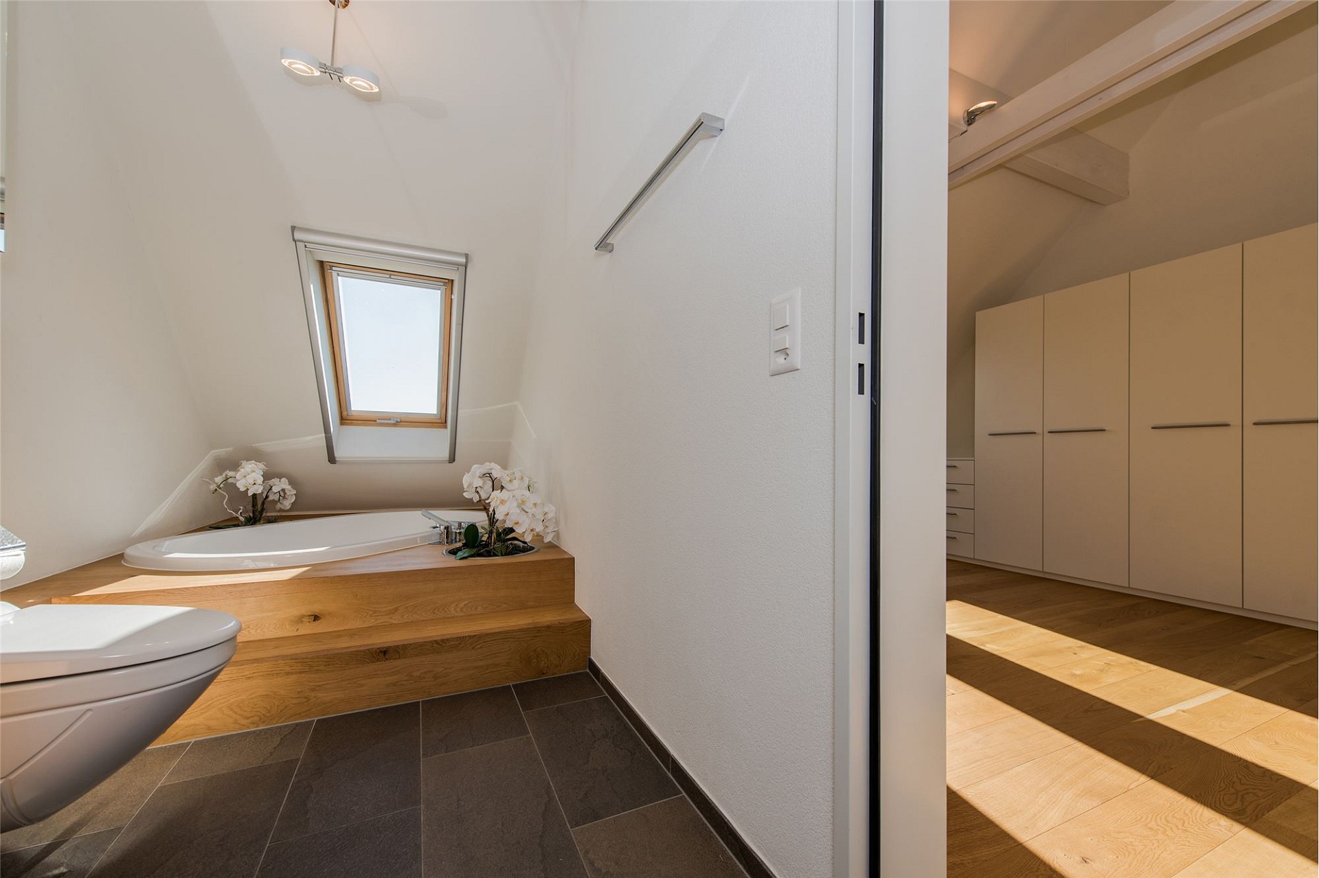 Dachgeschoss-Badezimmer mit Ankleidebereich