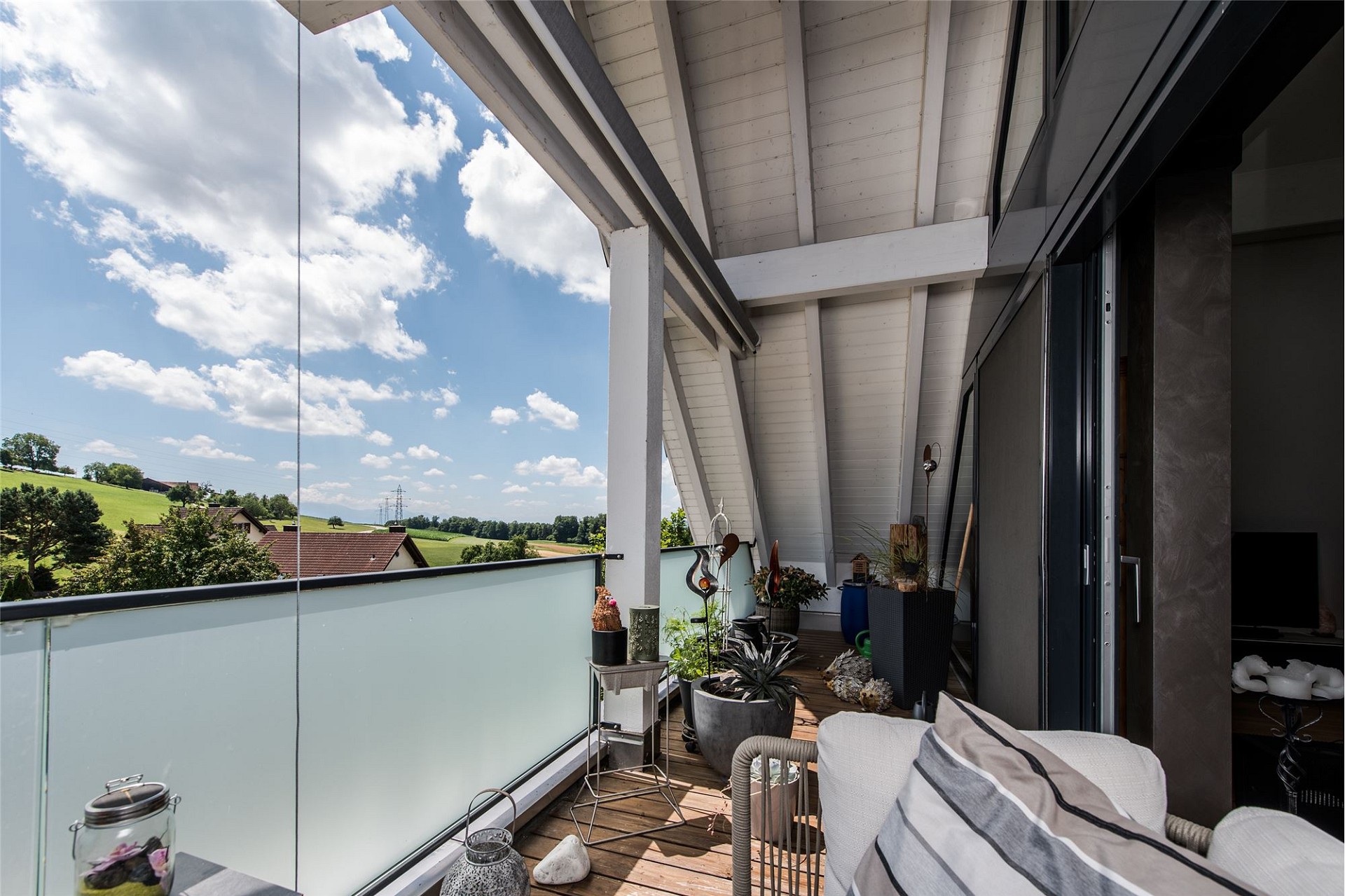 Überdachter Balkon mit Panoramablick