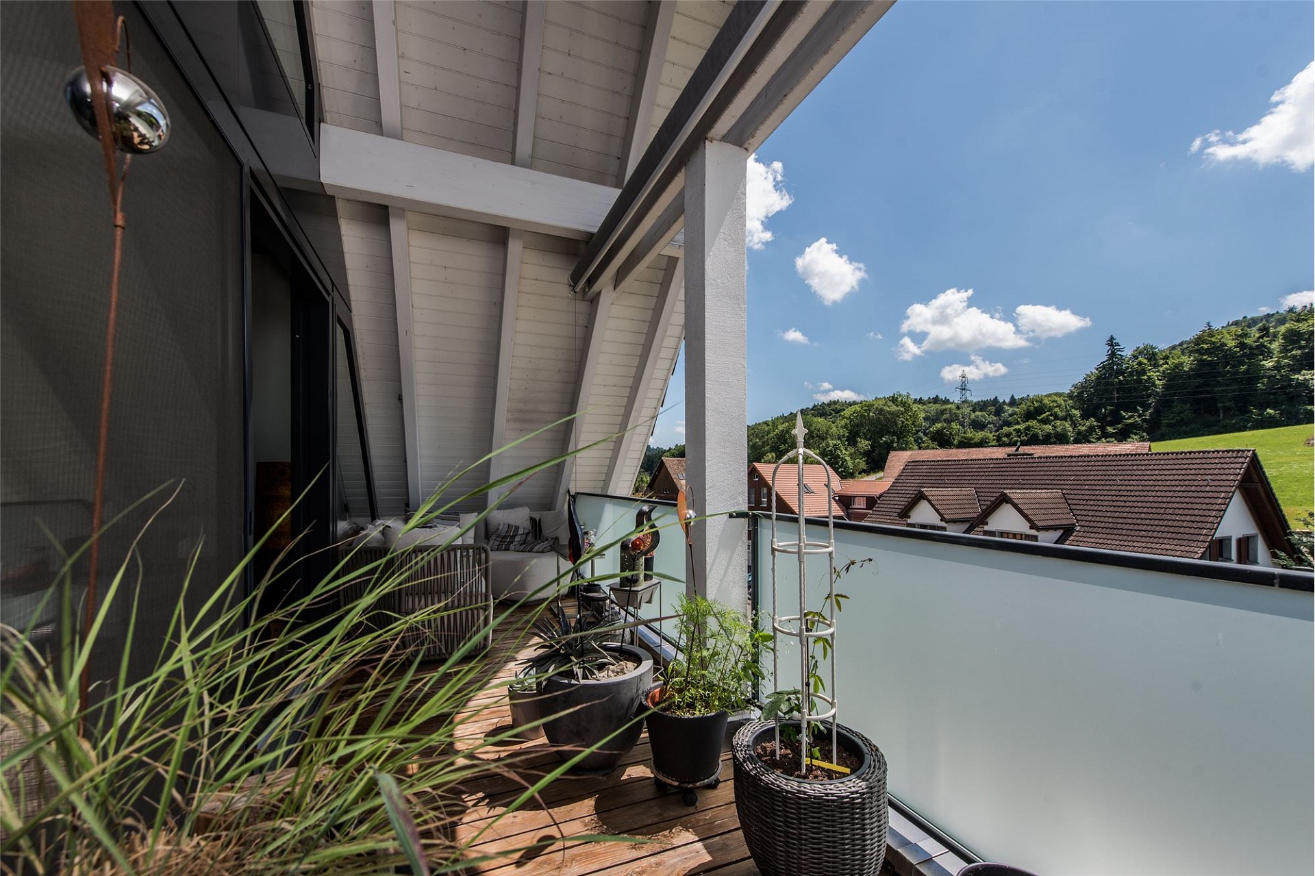 Überdachter Balkon mit Bergblick