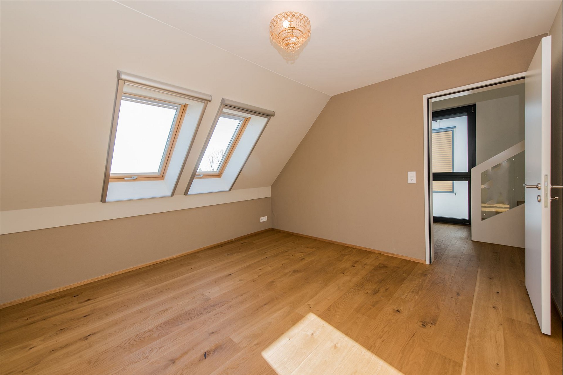 Helles Dachgeschosszimmer mit Holzfußboden