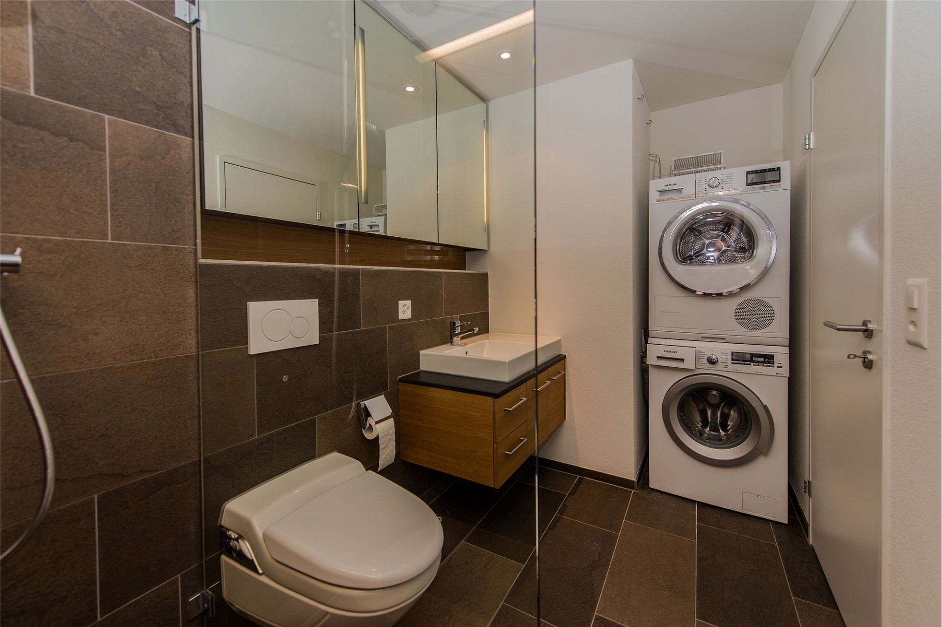 Modernes Badezimmer mit Hauswirtschaftsbereich