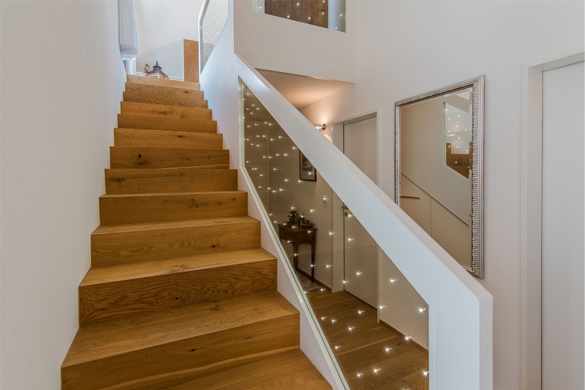 Offene Treppe im Eingangsbereich