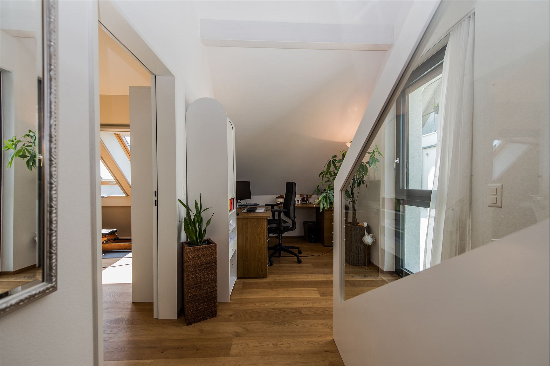Dachgeschoss-Arbeitsraum mit Holzfußboden