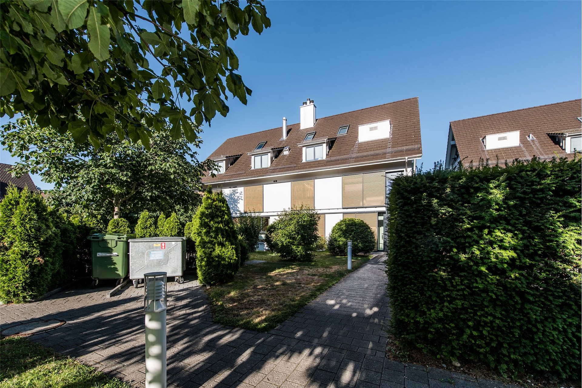 Wohnhaus mit Garten und Zufahrt