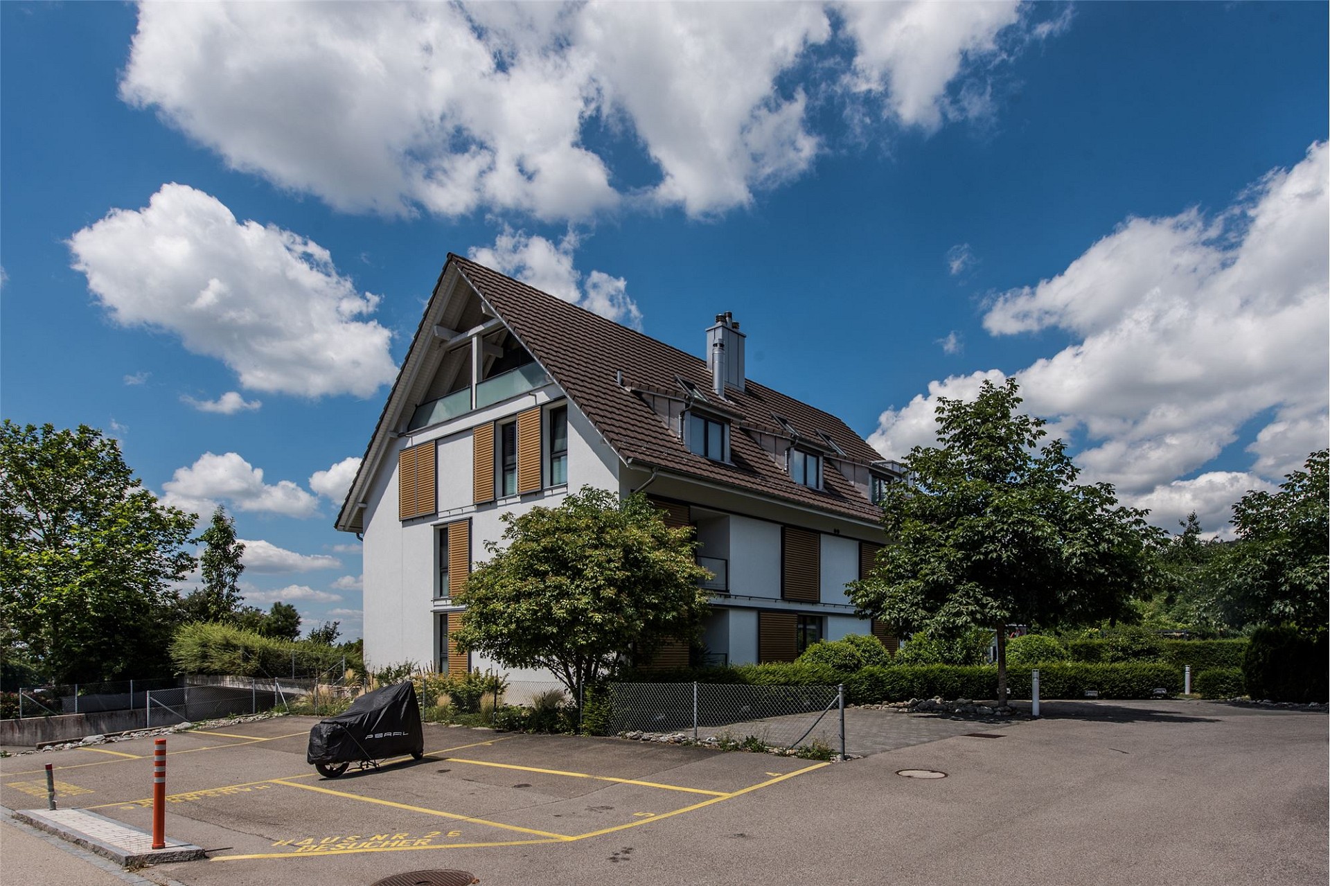Modernes Wohnhaus mit steilem Satteldach