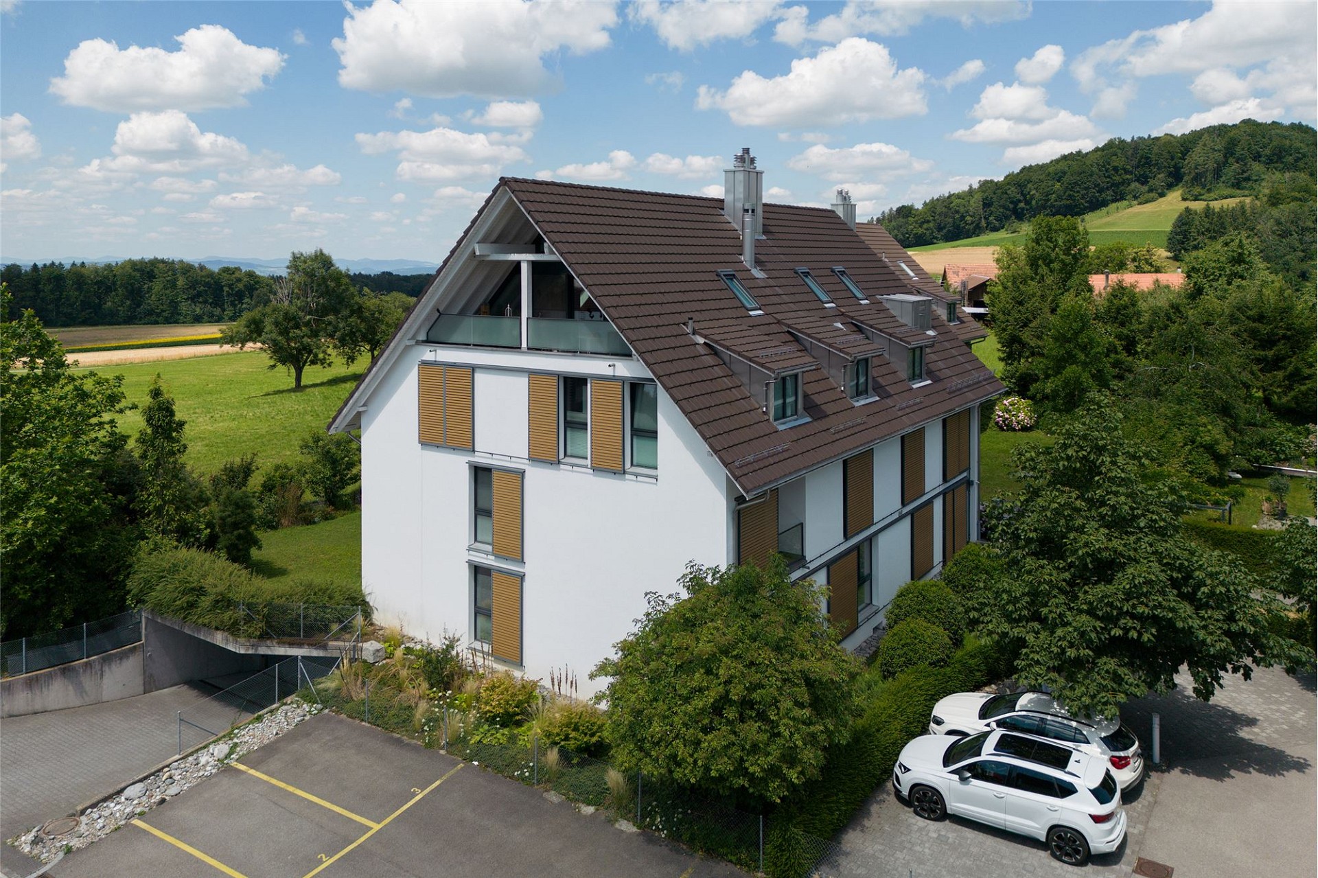 Luftaufnahme eines modernen Hauses im Grünen
