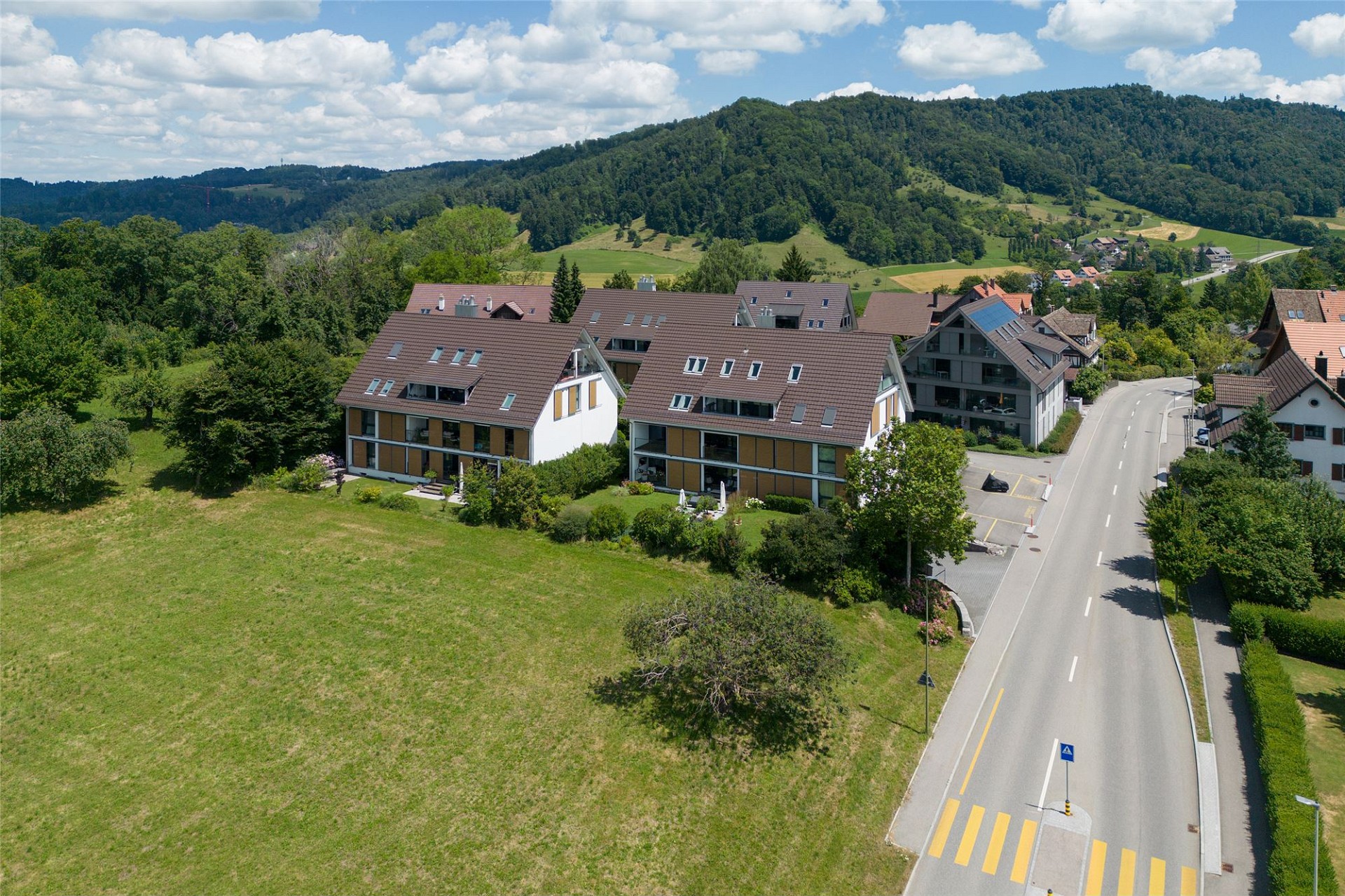 Luftaufnahme einer Wohnanlage im Grünen