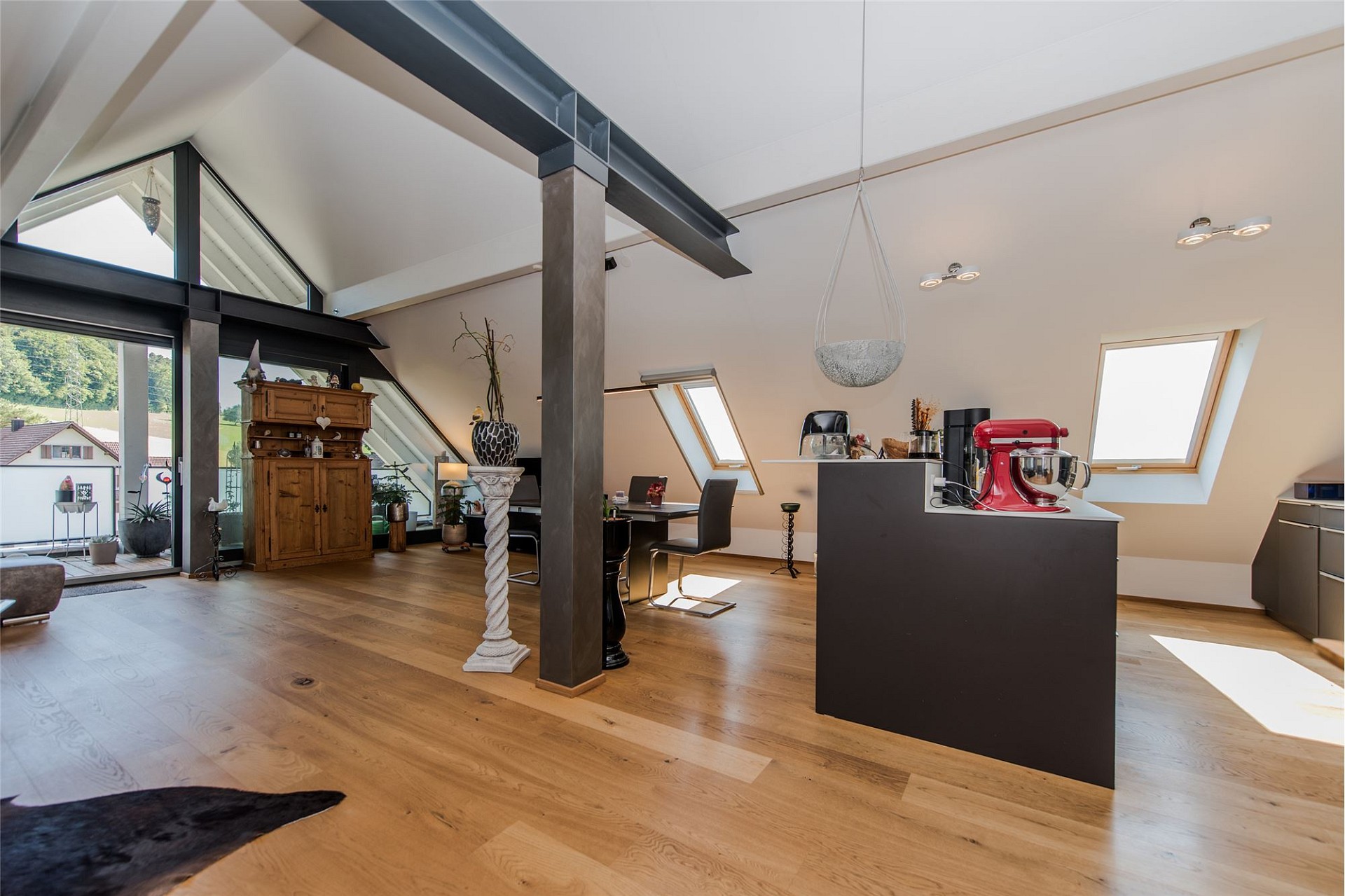 Offener Dachgeschoss-Wohnraum mit Küche und Galerie
