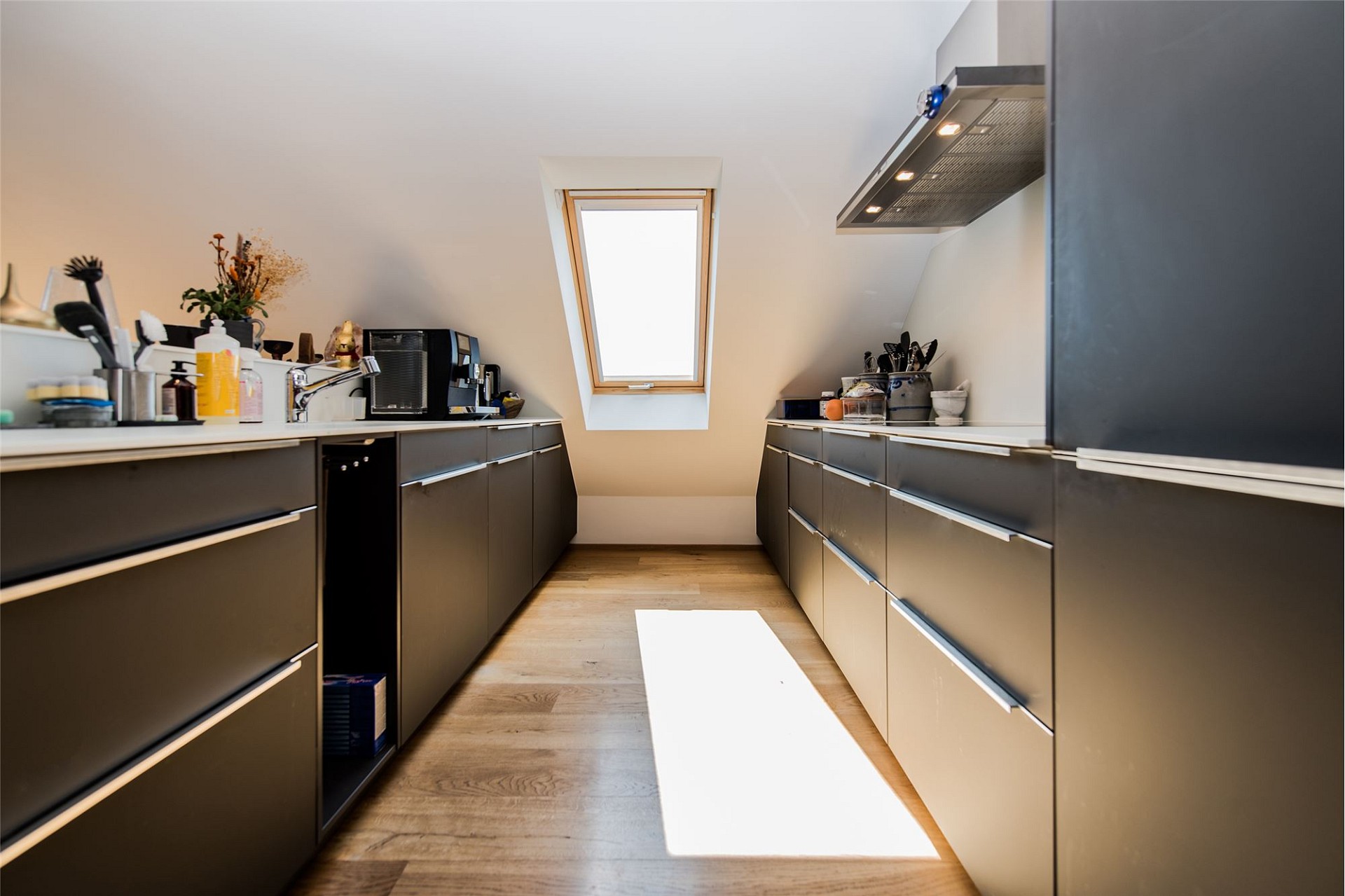 Moderne Dachgeschossküche mit Mittelgang