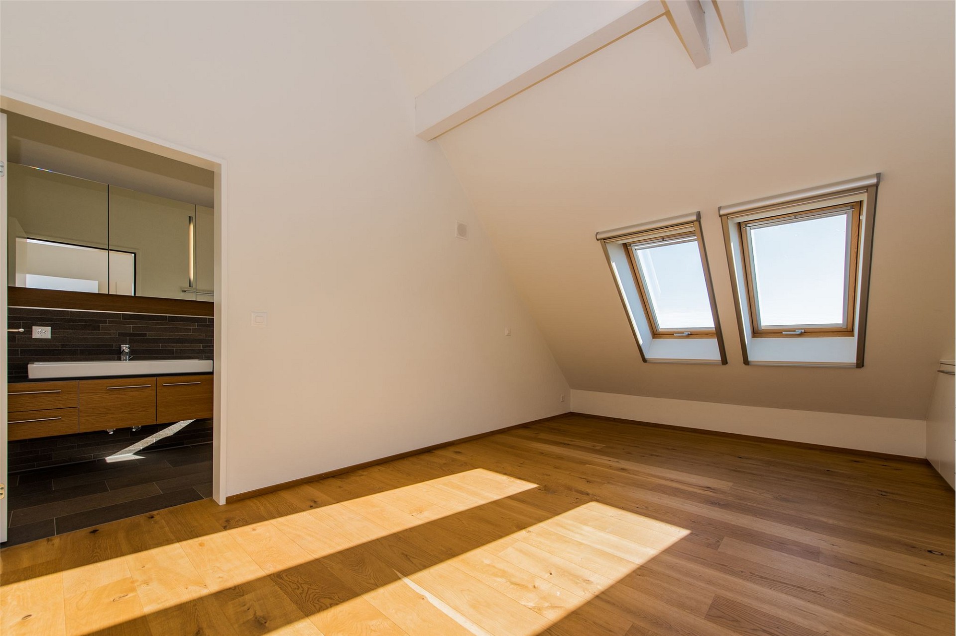 Helles Dachgeschosszimmer mit Badzugang