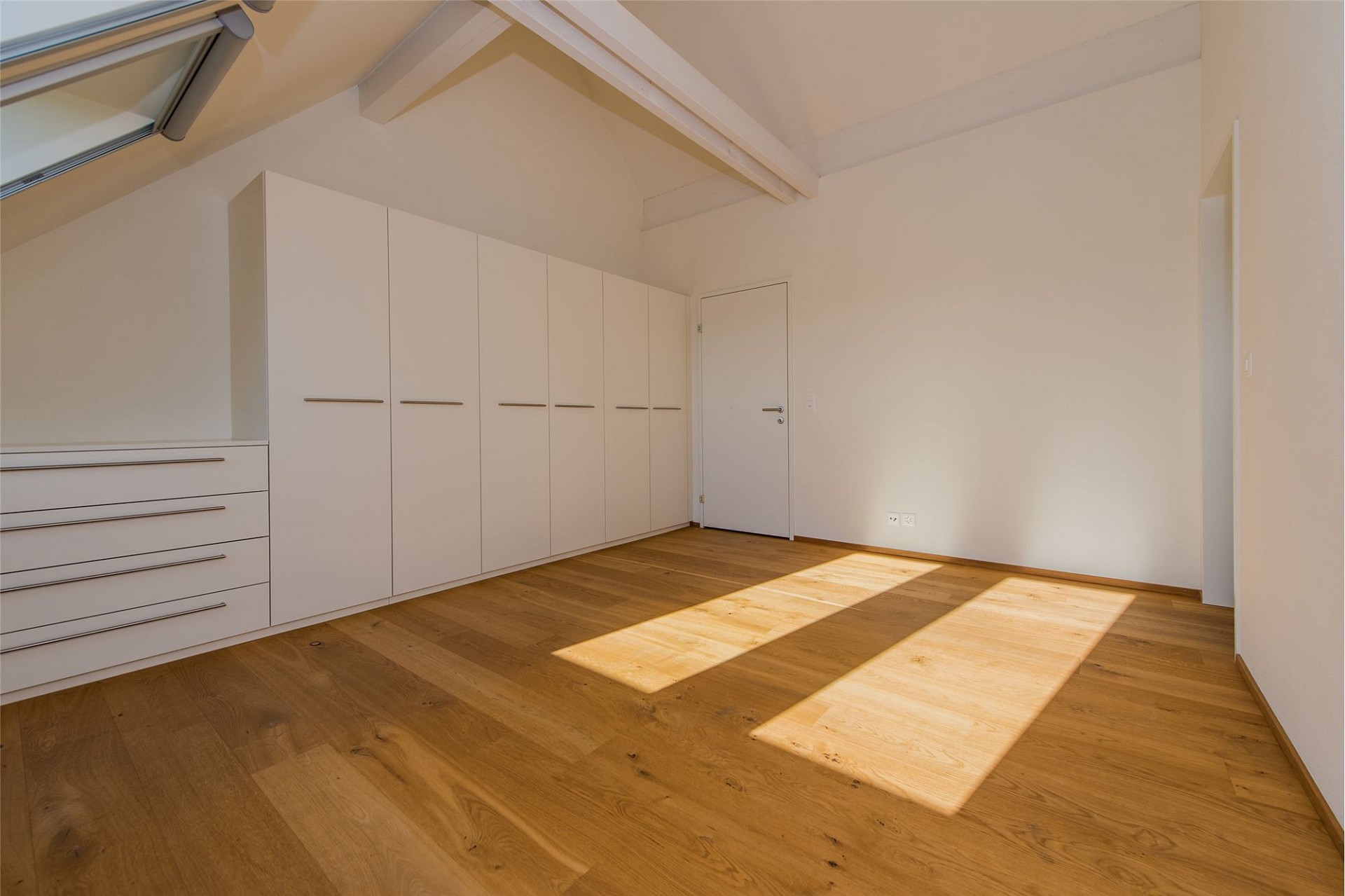 Helles Schlafzimmer mit Einbauschränken