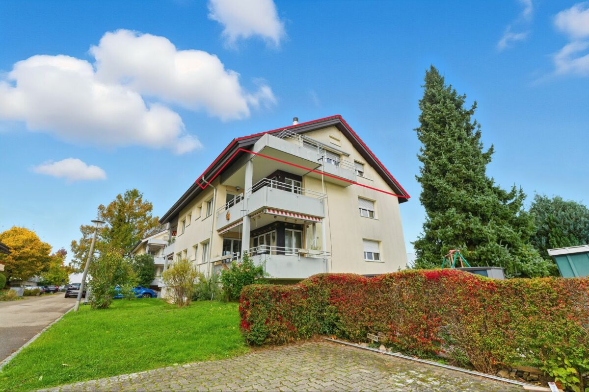 Mehrfamilienhaus mit Balkonen in grüner Wohnlage