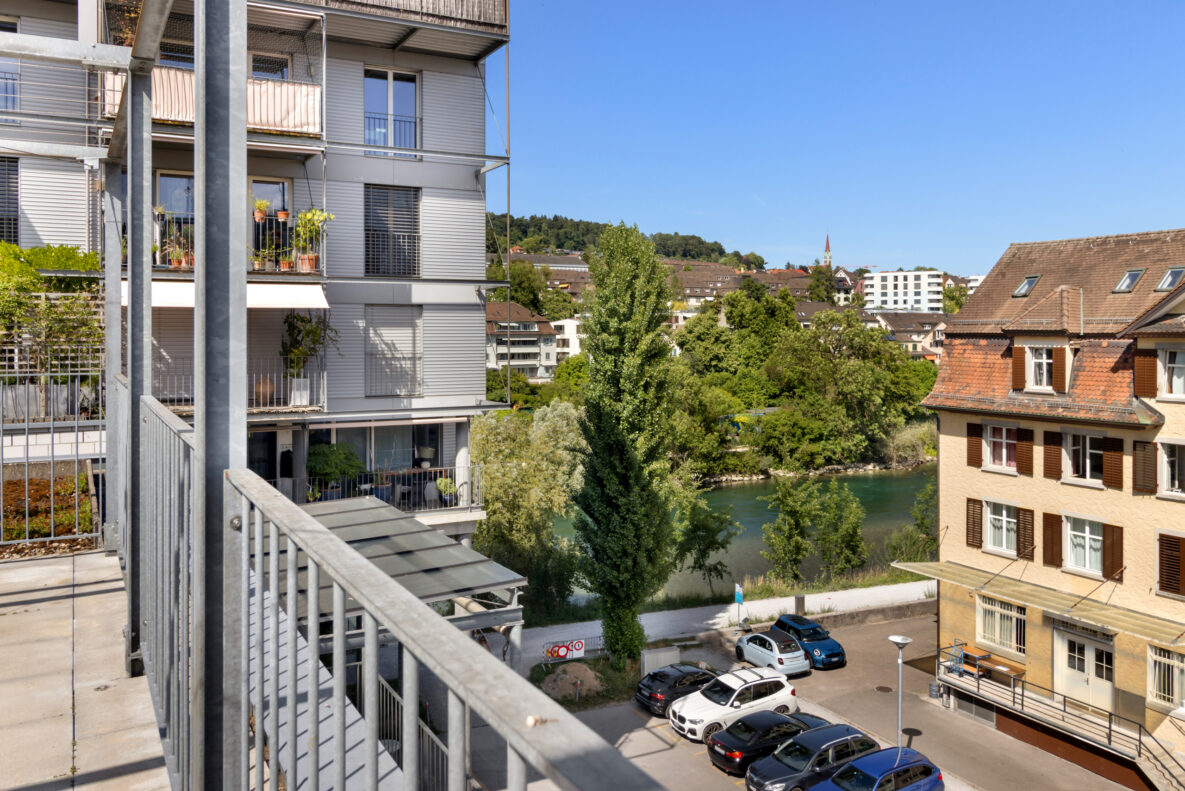 Balkon mit Fluss- und Stadtblick