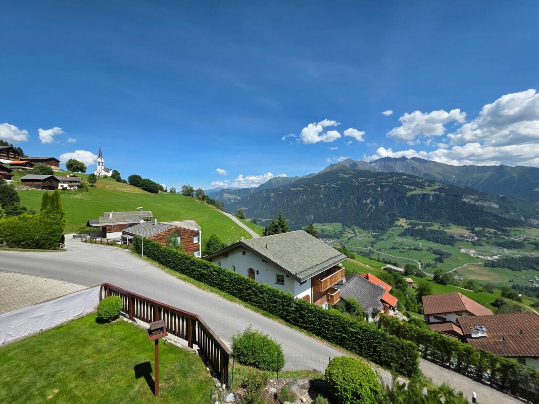 Bergpanorama mit Wohnhäusern und Garten