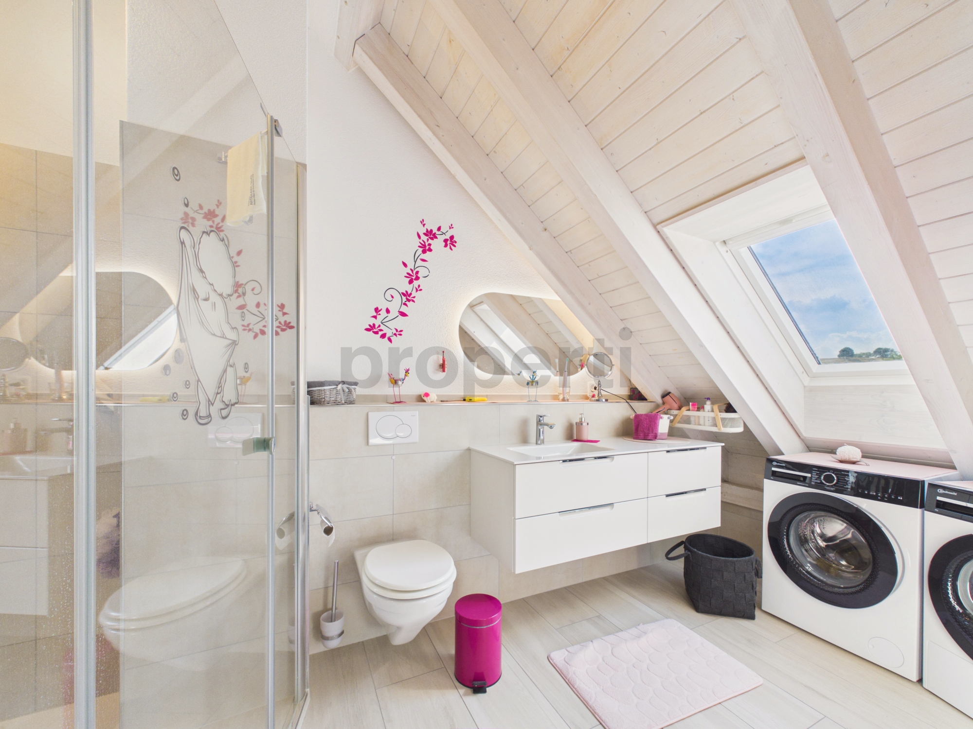 Dachgeschoss-Badezimmer mit Waschküchenbereich