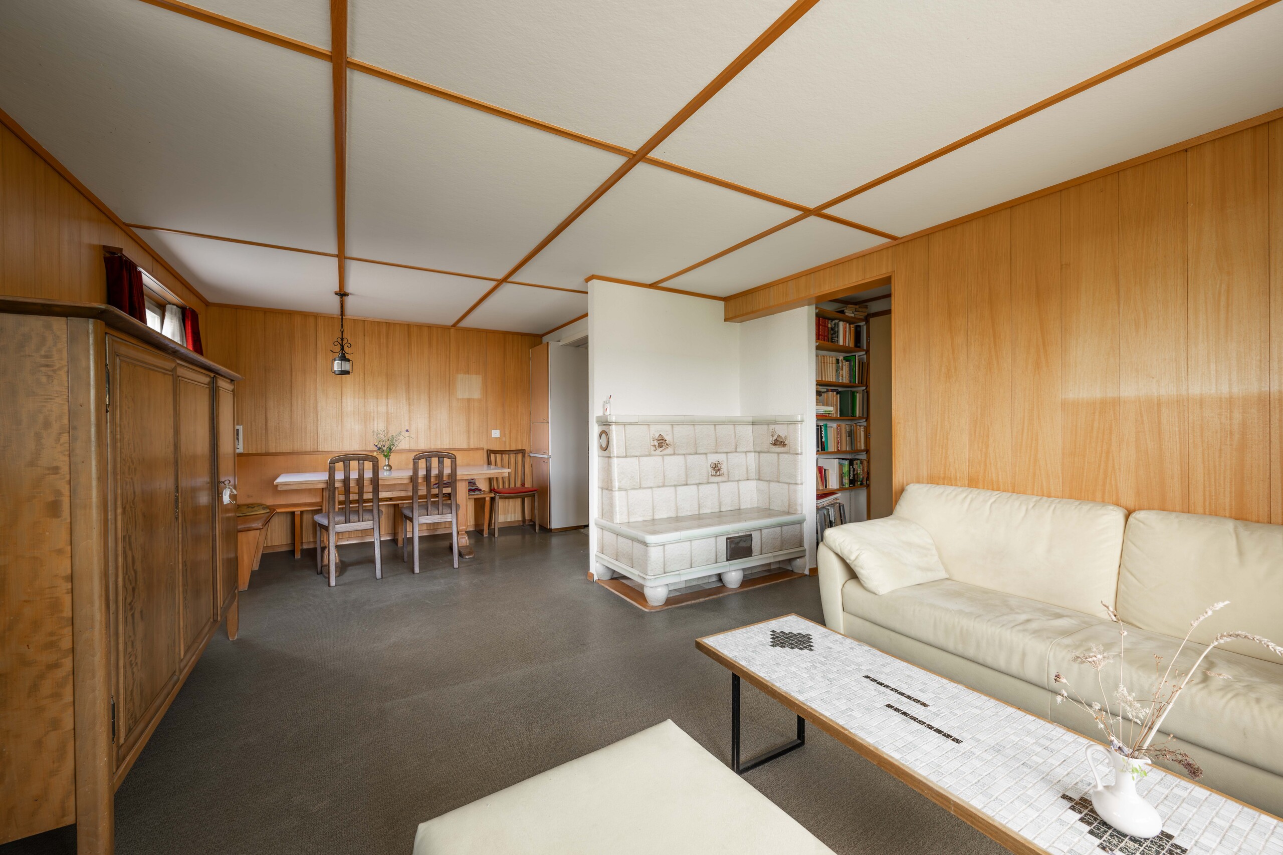 Wohnzimmer mit Essbereich und Kamin