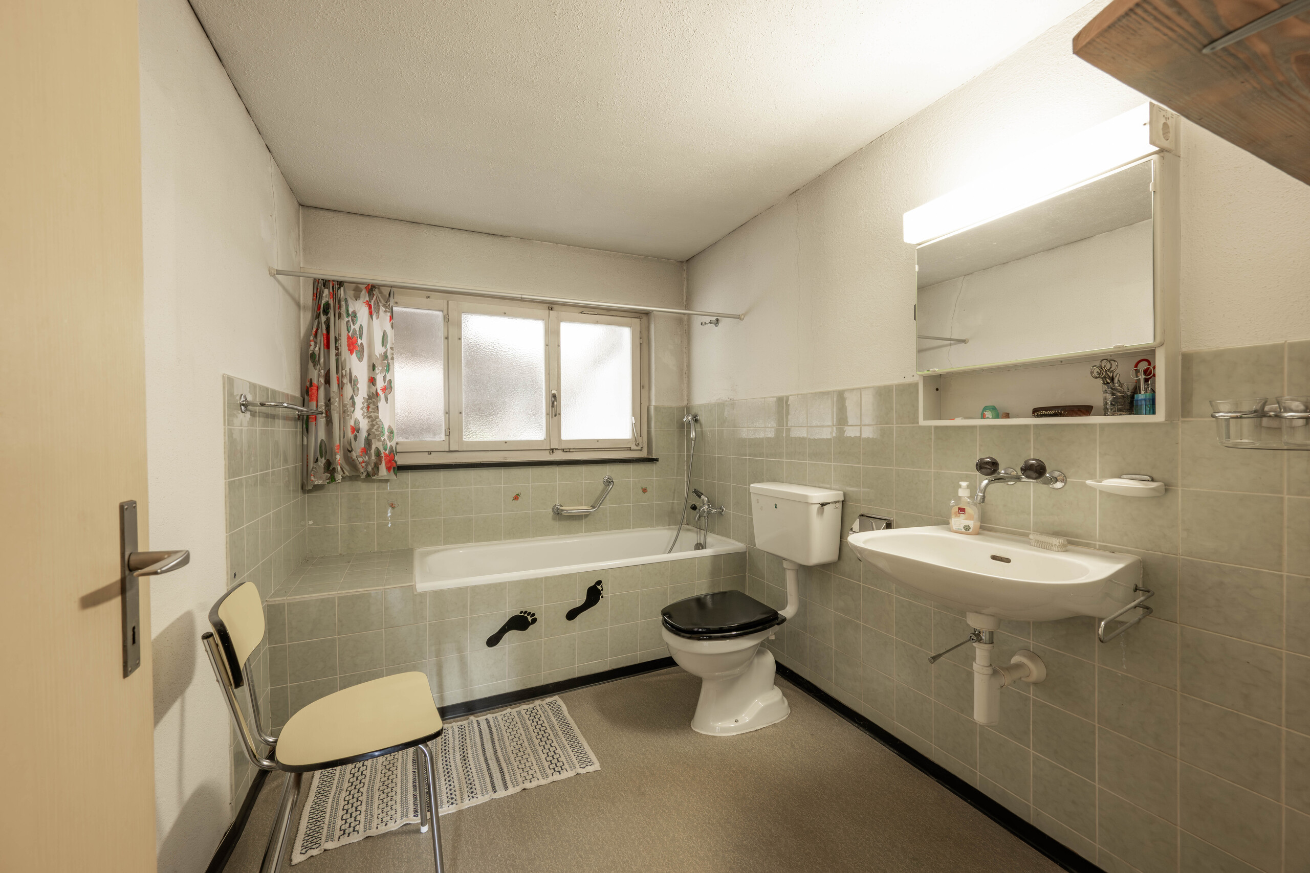 Badezimmer mit Wanne und WC