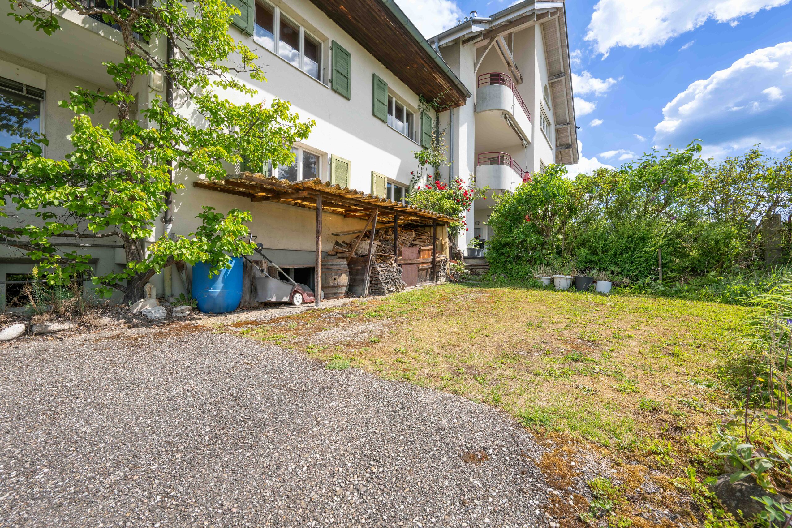 Außenansicht eines Wohnhauses mit Garten
