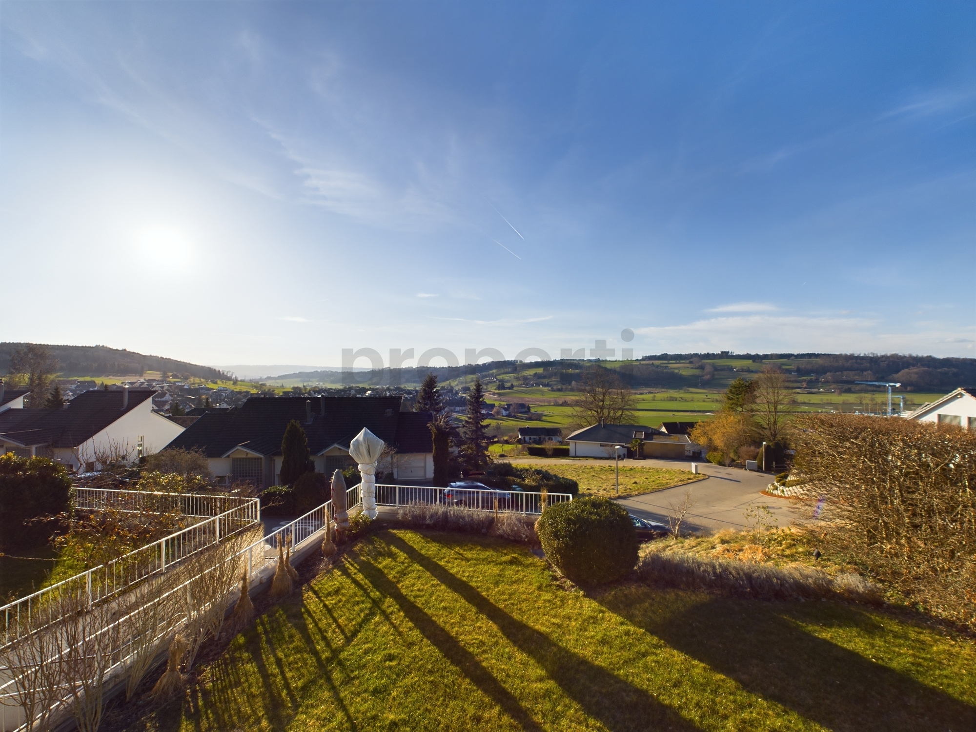Weitblick über Wohngebiet und Tal