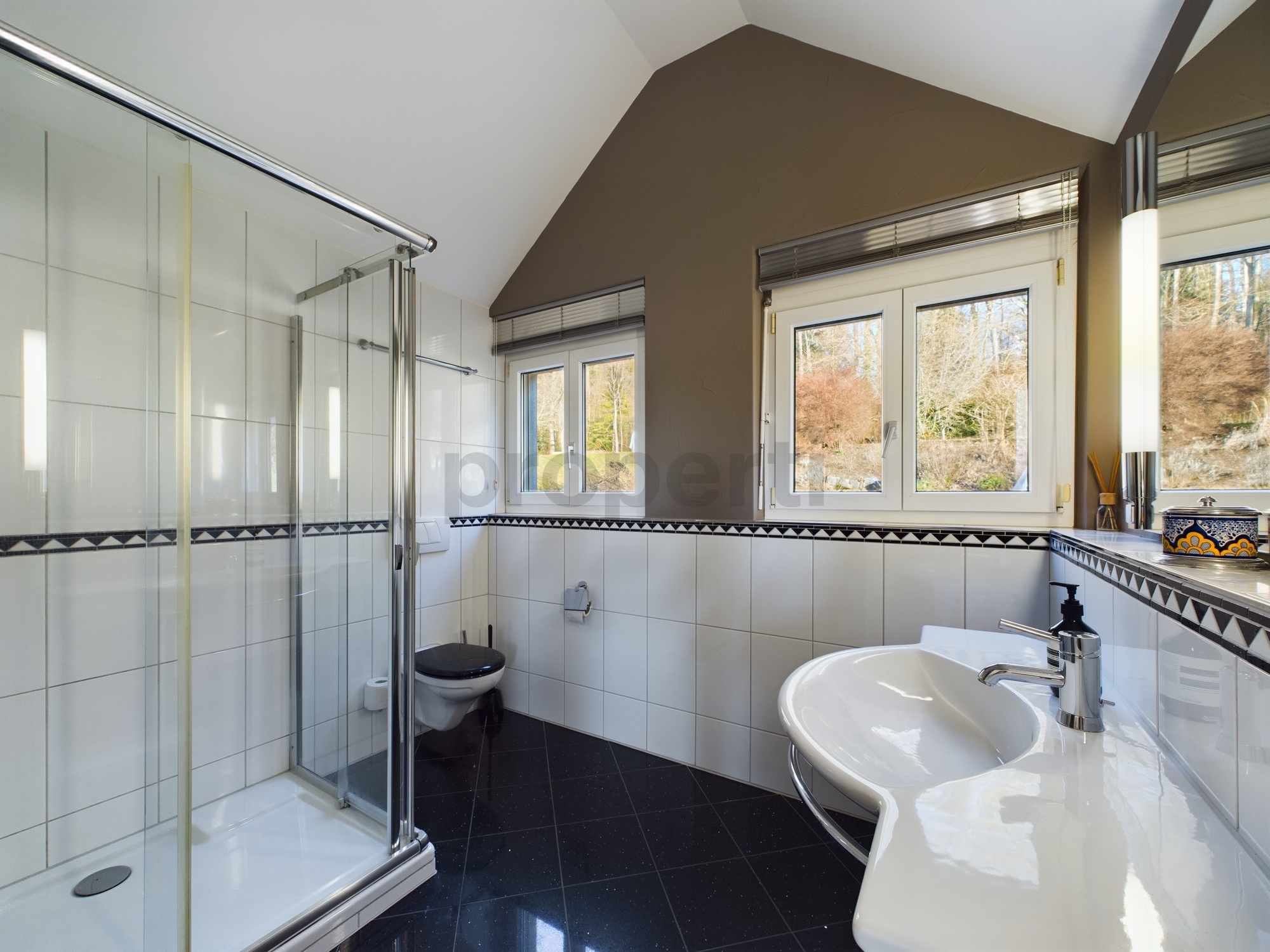 Modernes Bad mit Dusche, WC und Dachfenstern