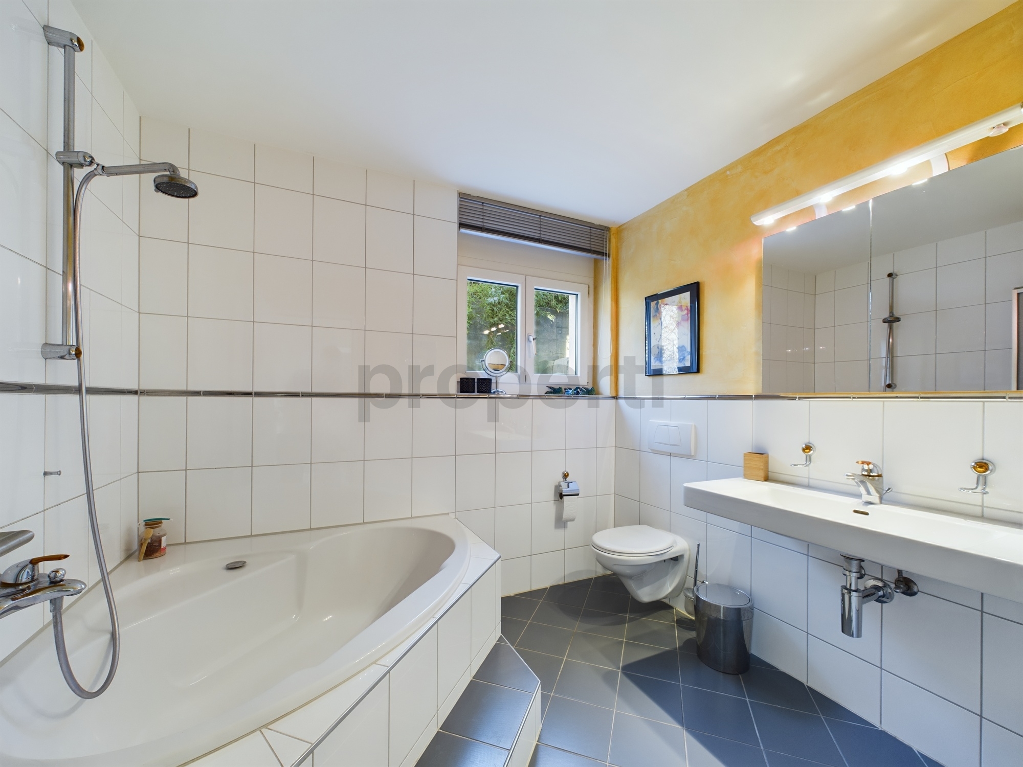 Modernes Badezimmer mit Badewanne und Dusche