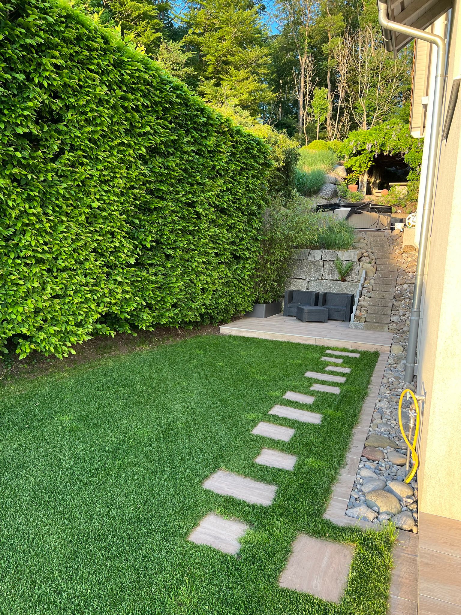 Gepflegter Garten mit Terrasse und Sitzbereich