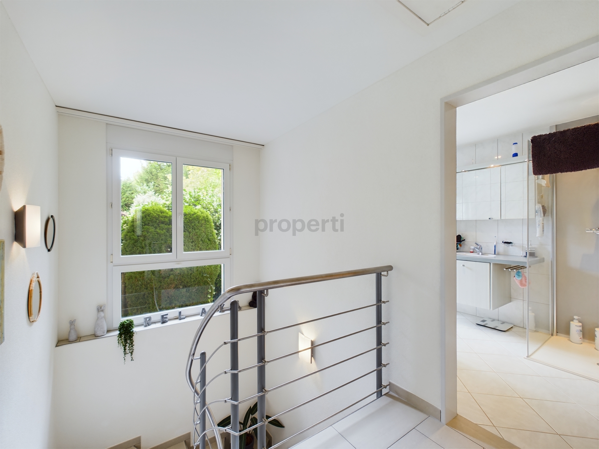 Heller Treppenflur mit Blick ins Badezimmer