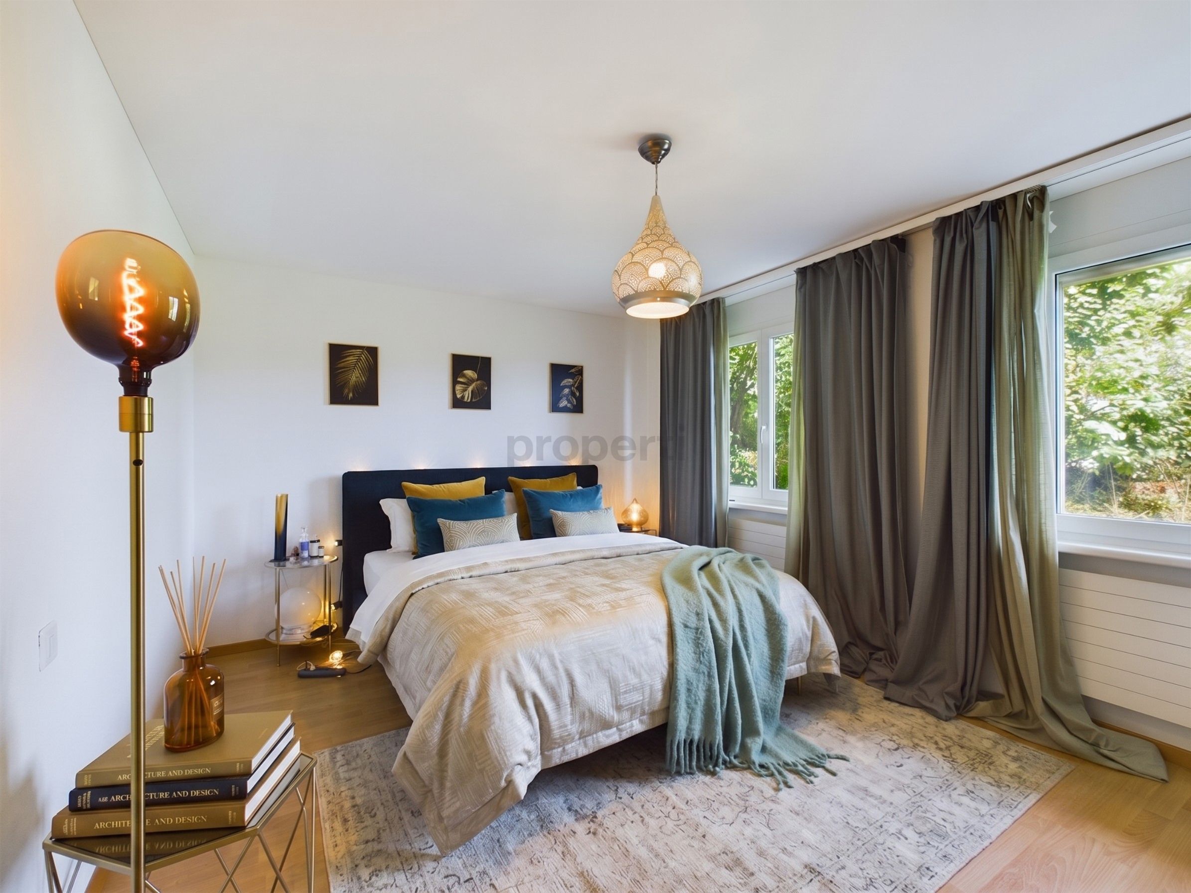 Hell gestaltetes Schlafzimmer mit Staging