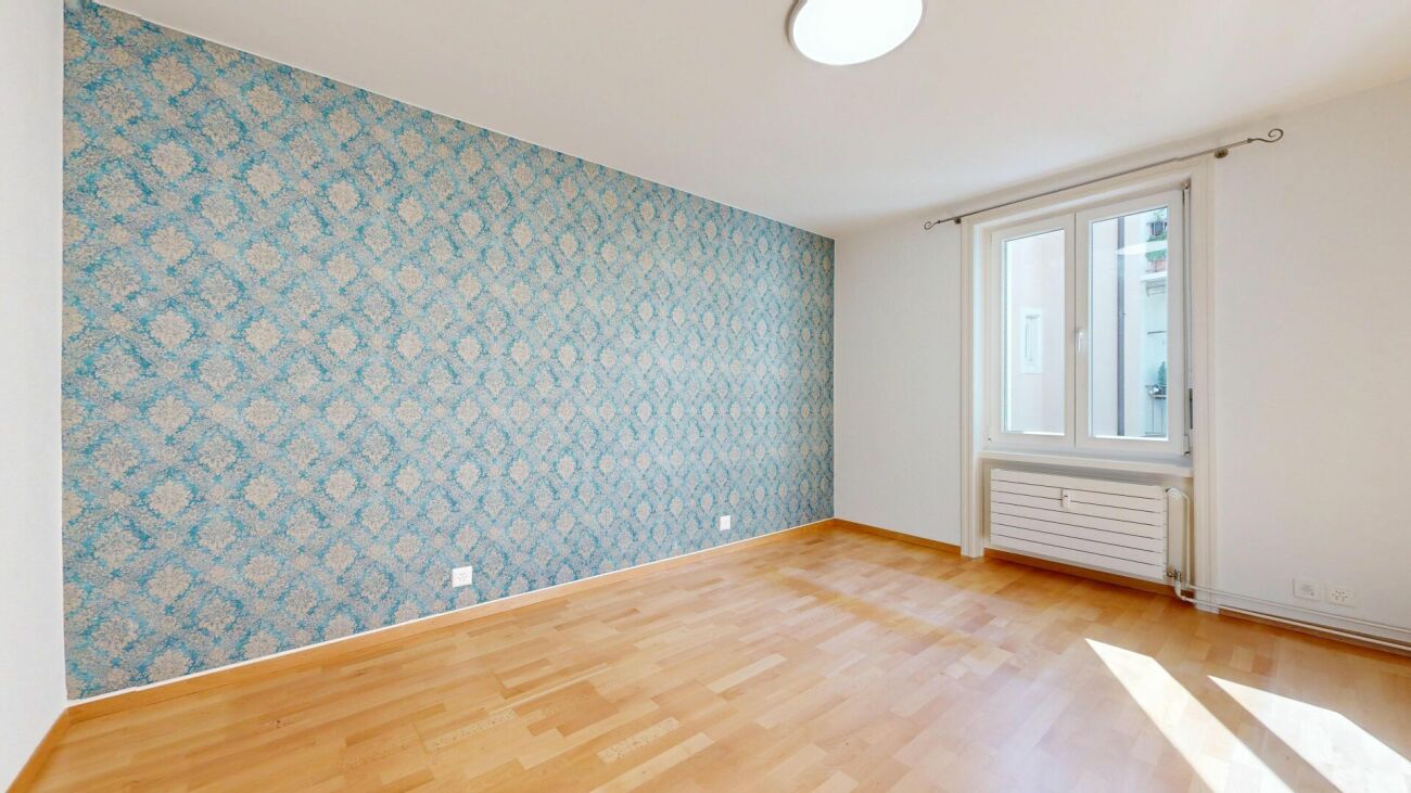 Heller leerer Raum mit gemusterter Akzentwand
