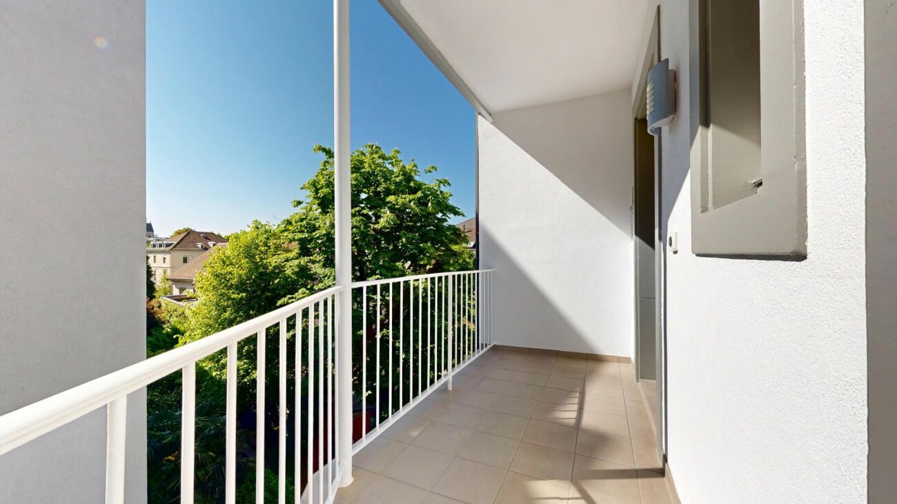 Heller Balkon mit Blick ins Grüne