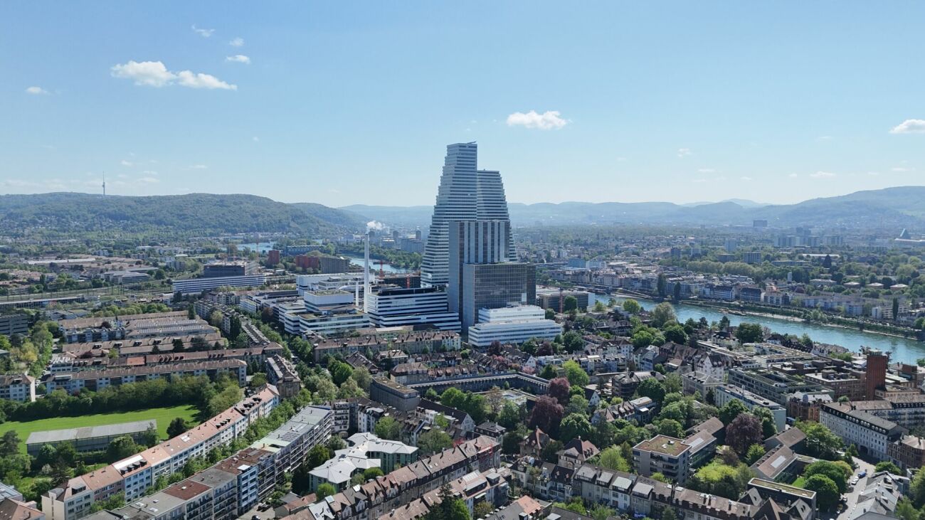 Stadtpanorama mit Fluss und Hochhaus