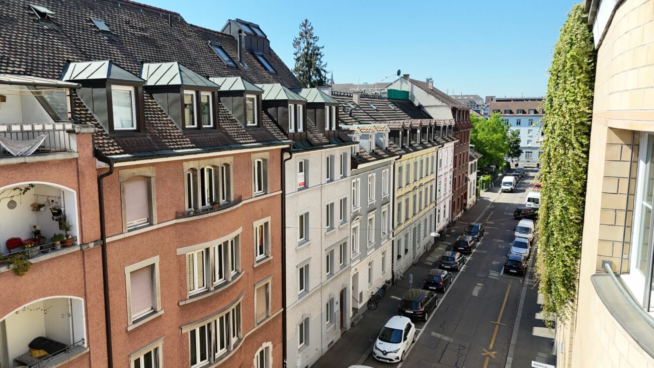 Städtische Straßenansicht mit historischen Wohnhäusern