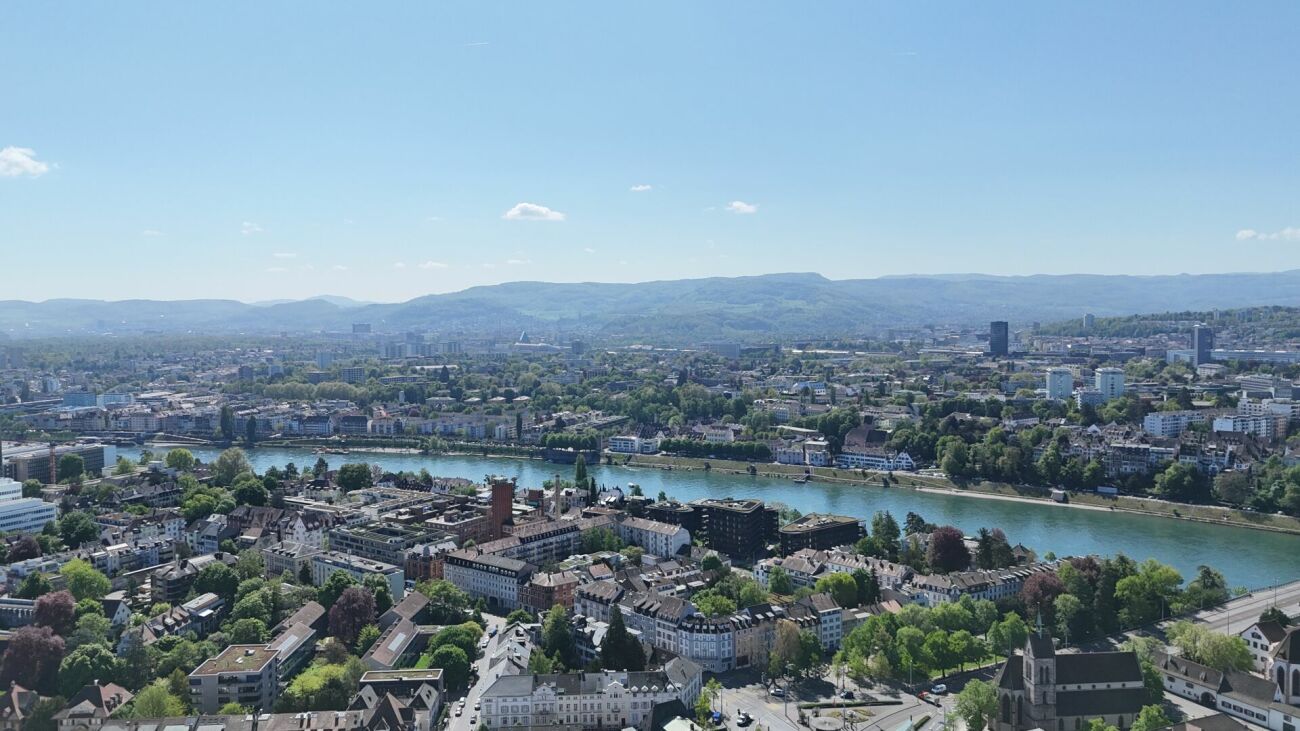 Stadtpanorama mit Flussblick