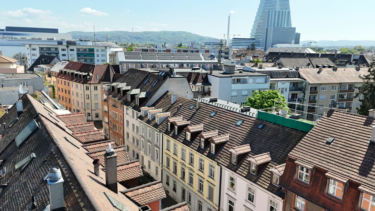 Stadtblick über dicht bebaute Dächer