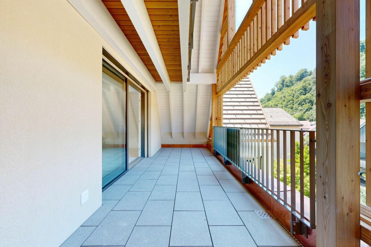 Überdachter Balkon mit Holzgeländer